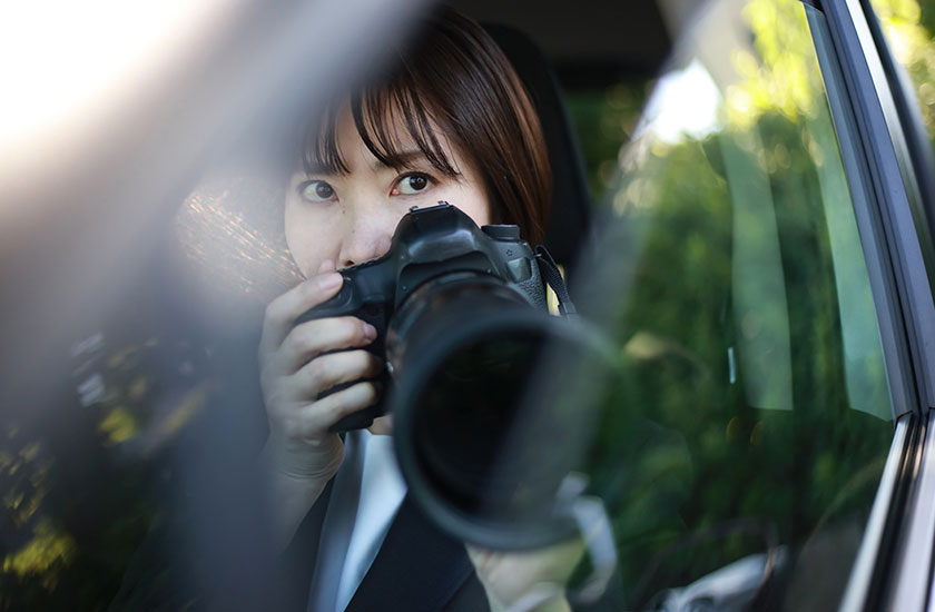 車内から浮気の証拠を撮影する探偵