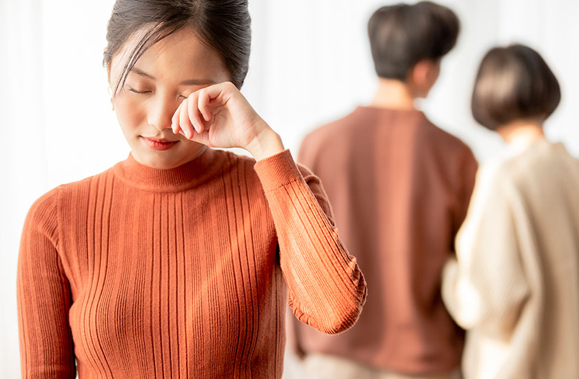 夫の不倫に悲しむ女性