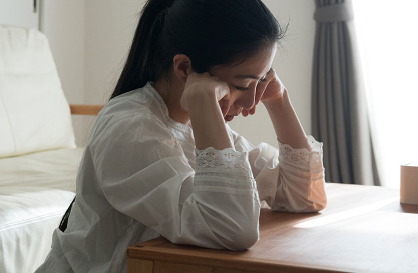 不倫の悩みを1人で抱え込む女性