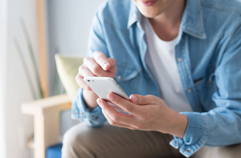 スマートフォンを見る男性