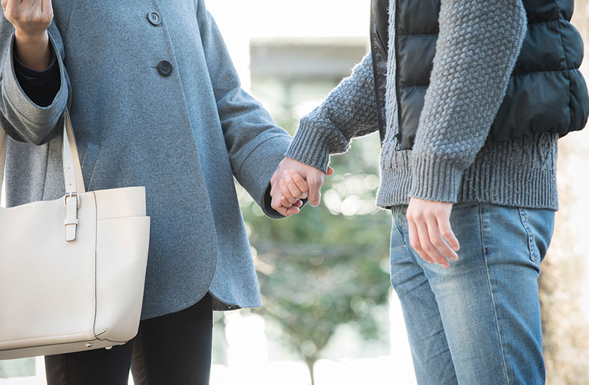 女性と手をつなぐ一途な男性