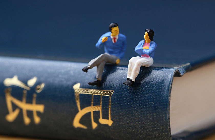 民法と不倫を規制する法律について議論する男女