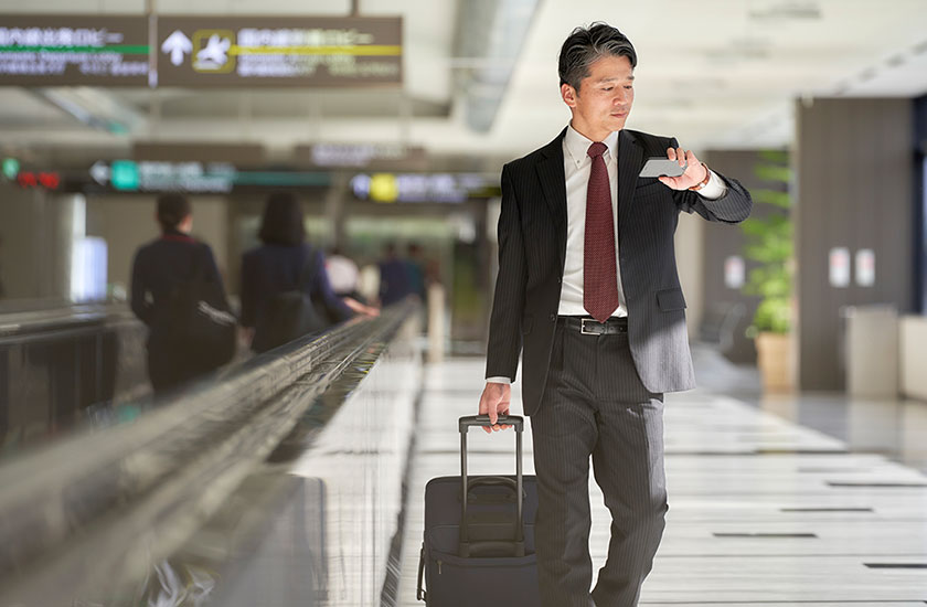 単身赴任で空港を利用する夫