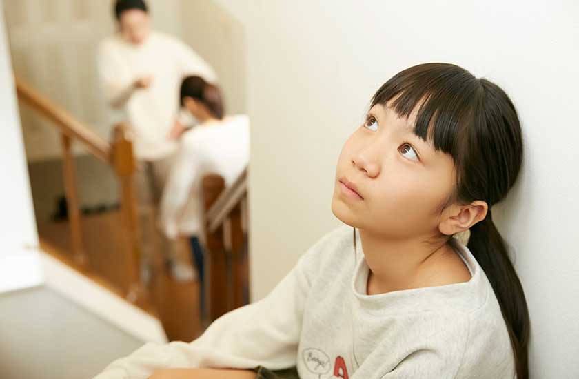 浮気が原因の夫婦喧嘩を悲しむ子供