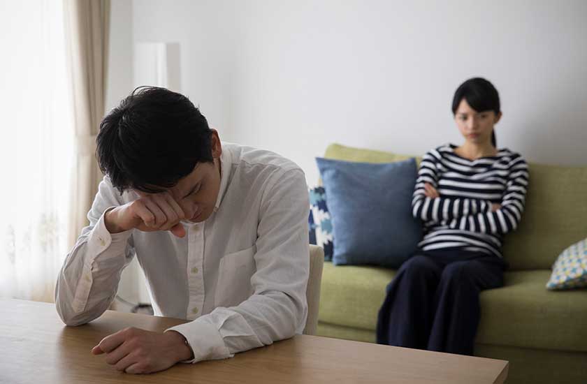 浮気がバレて後悔する男性
