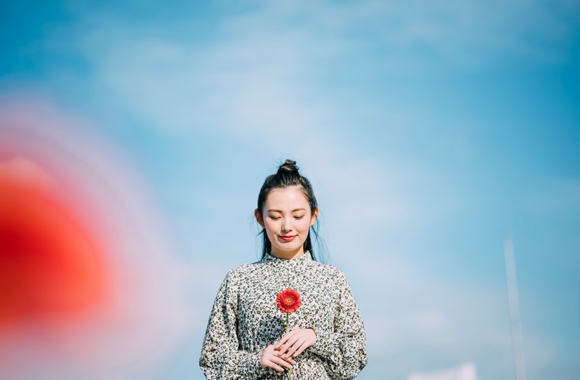 花を持った女性