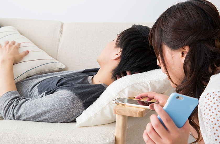 パートナーのスマホをチェックする女性