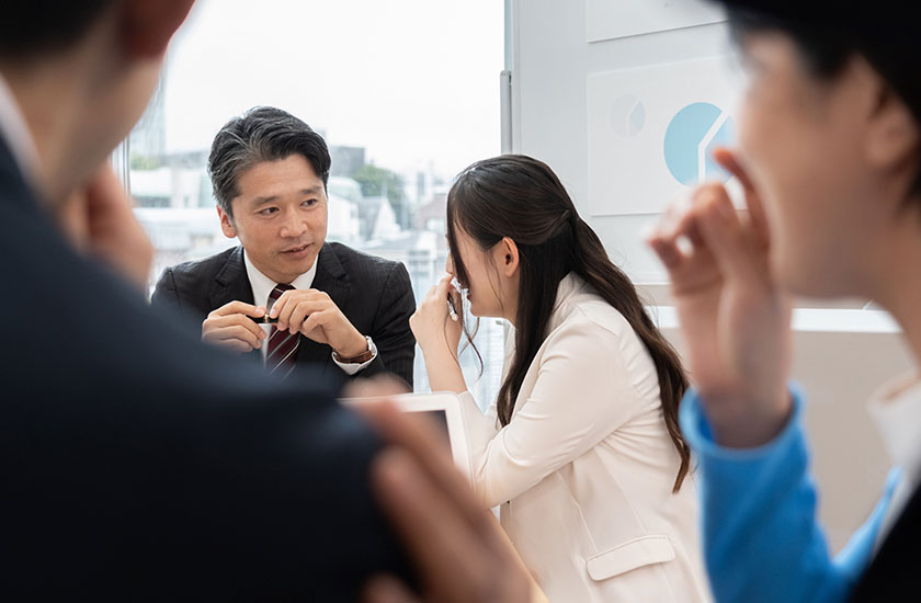 職場で不倫の噂をたてられる男女