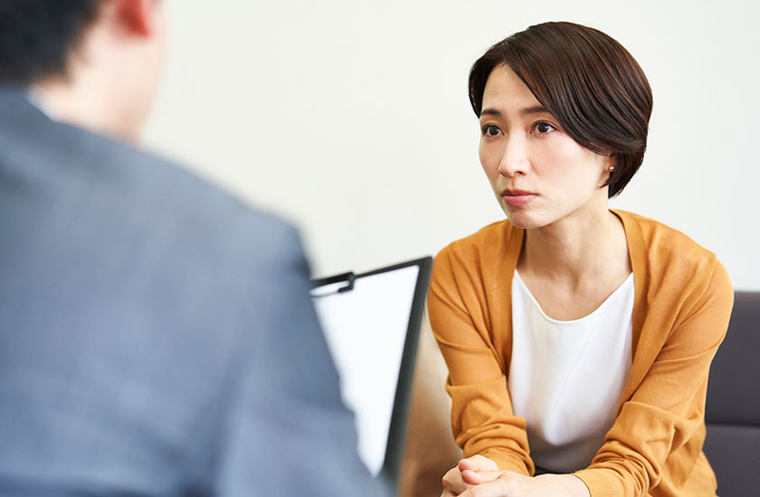 無料相談に乗ってもらう女性