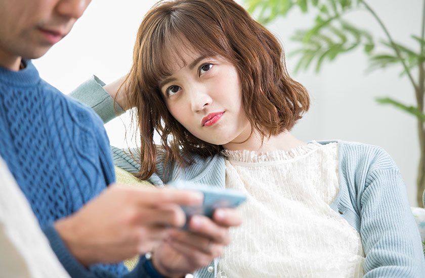 夫の浮気を疑う既婚女性
