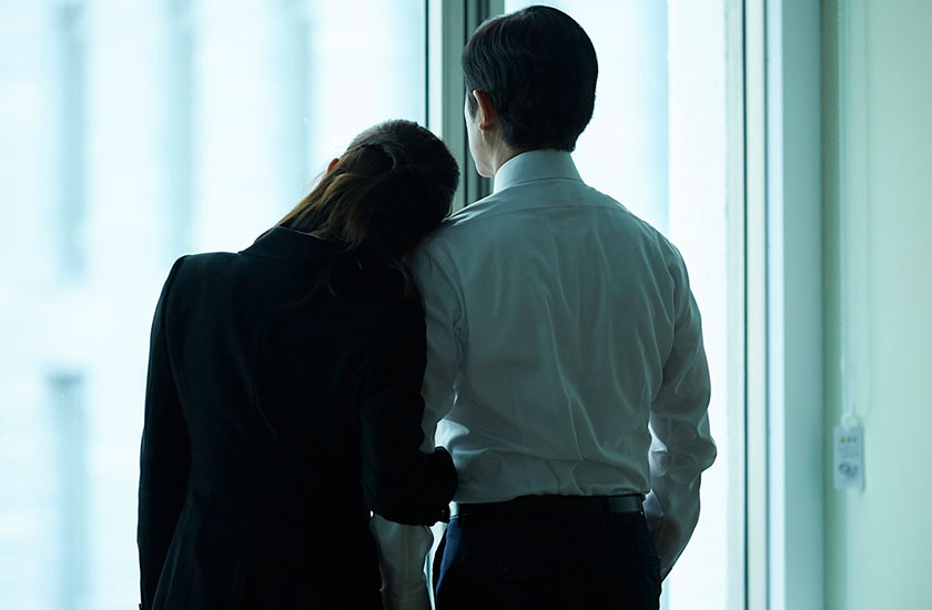 社内不倫する男女