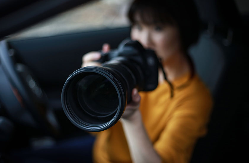 車内から盗撮する女性