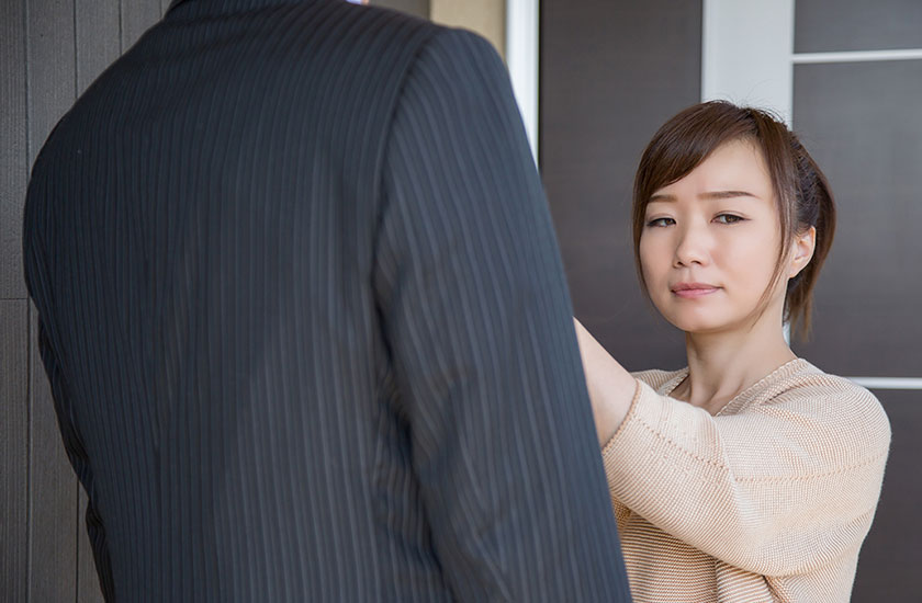 夫の不倫を疑う既婚女性