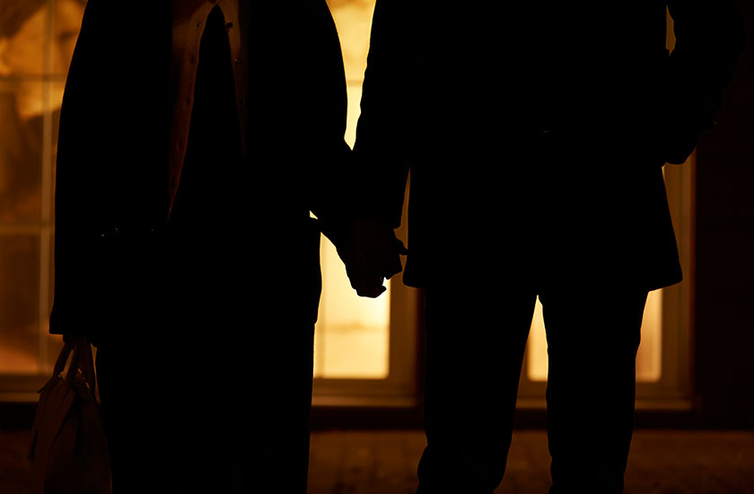 手をつないで歩く男女