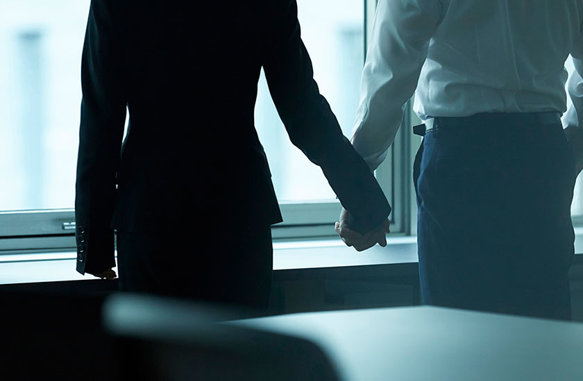 社内で不倫相手と密会する既婚男性