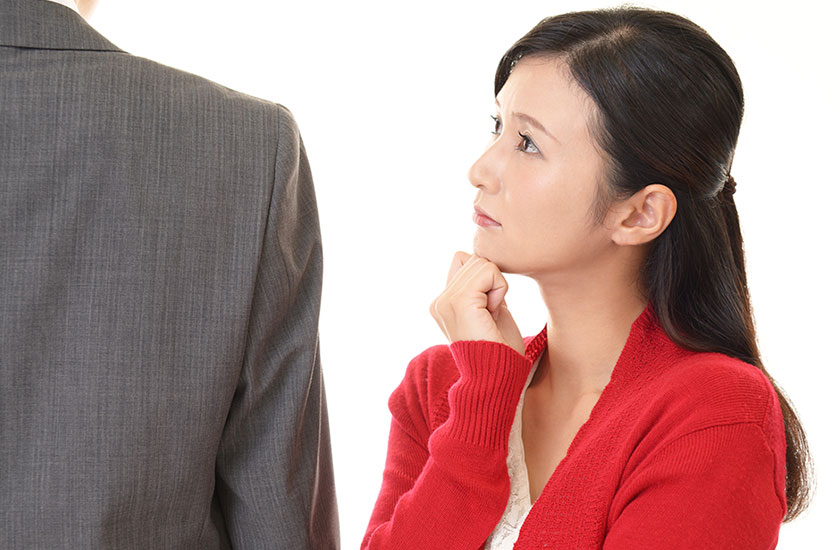 夫の浮気を疑う既婚女性