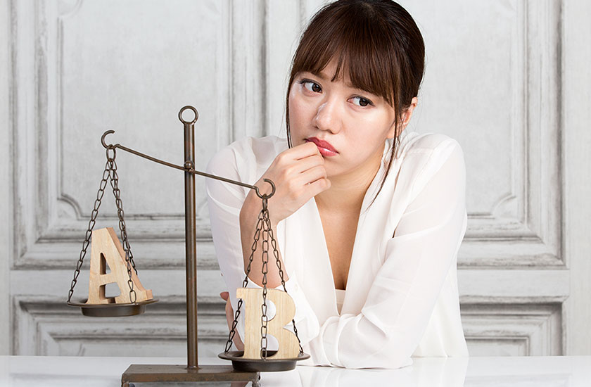 比較して悩む女性