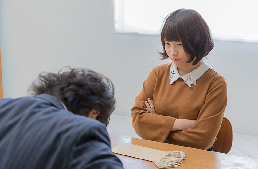 慰謝料を受け取る既婚女性
