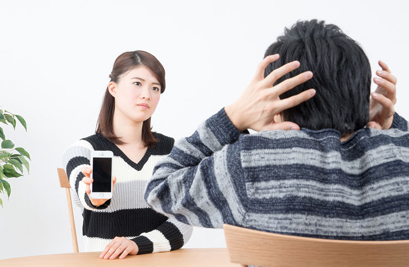 夫に浮気の証拠を突きつける既婚女性