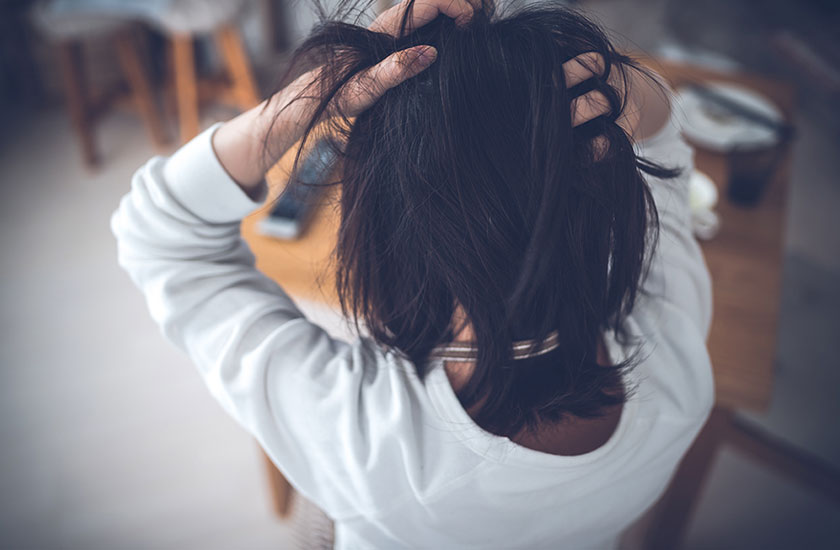 パートナーの不倫を知り動揺する女性