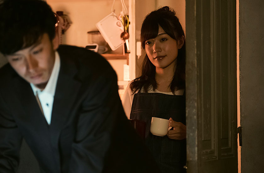 夫の浮気を疑う既婚女性