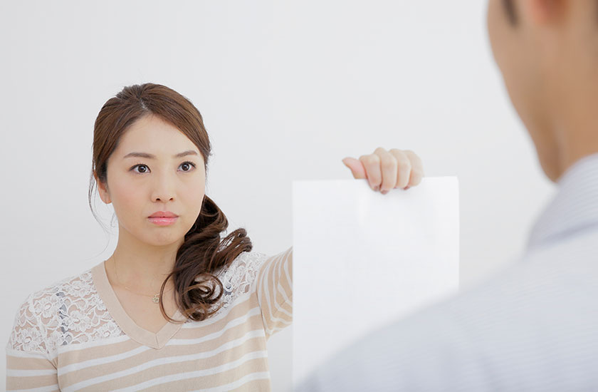 誓約書を夫につきつける妻