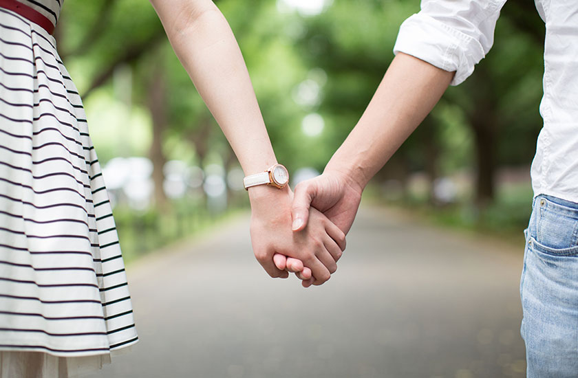 手を繋ぐプラトニック不倫のカップル