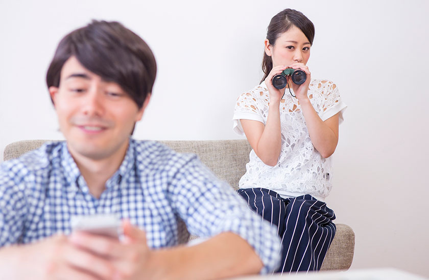 夫の浮気を疑う妻