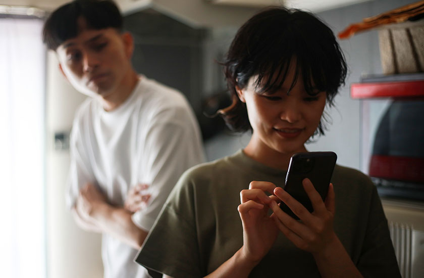 妻の浮気を疑う夫