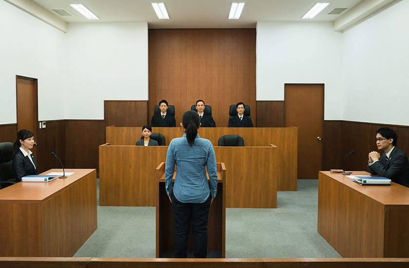 不倫裁判に出廷する既婚女性