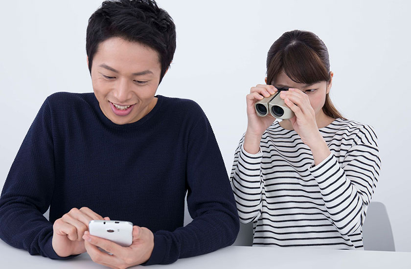 夫の浮気をチェックする妻