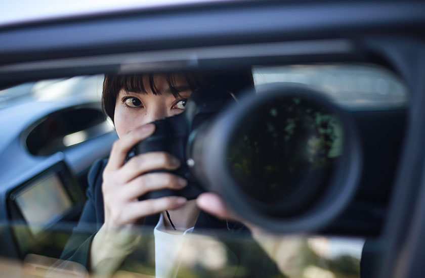 浮気調査中の調査員