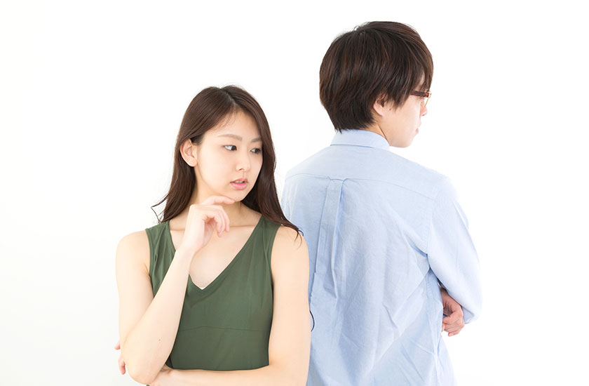 夫の浮気を疑う妻