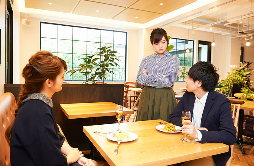 夫の不倫現場を目撃した妻