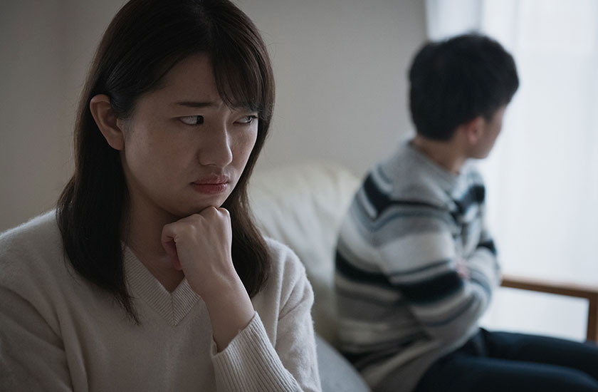 夫の浮気を疑う妻