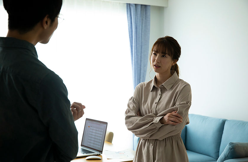 夫の浮気について話し合う夫婦