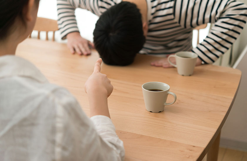 浮気したことを謝罪する夫