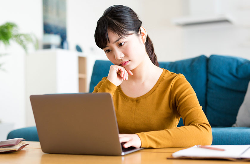 浮気調査の依頼方法と費用に悩む女性