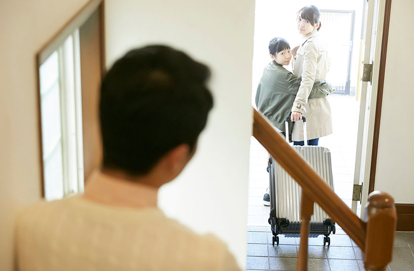 夫の不倫が原因で家を出ていく妻子