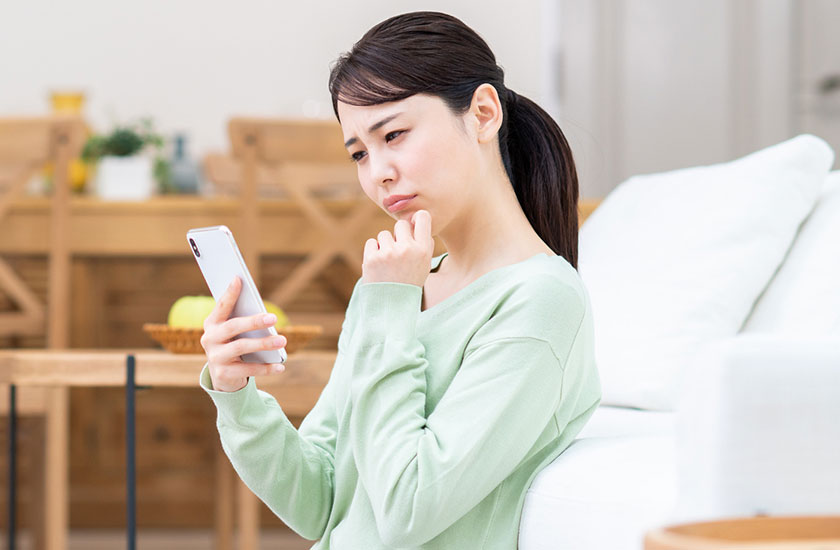 信頼できる探偵事務所を探す女性