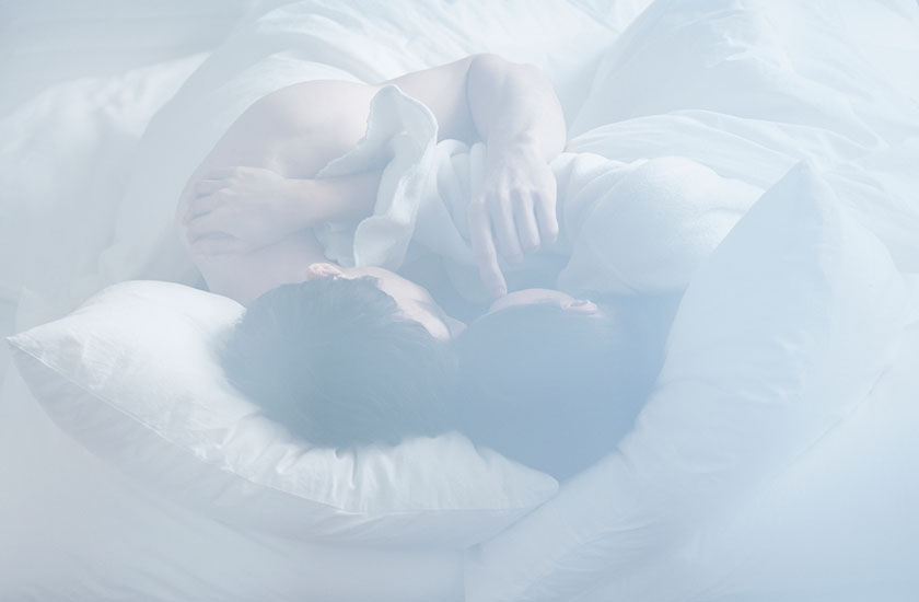 裸で抱き合う男女