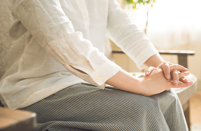 浮気調査の依頼をする女性