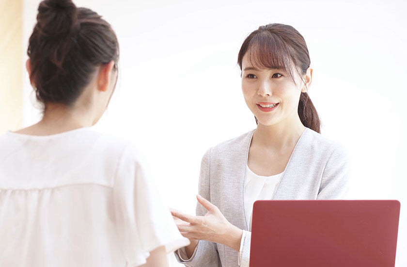 専門家に相談する女性