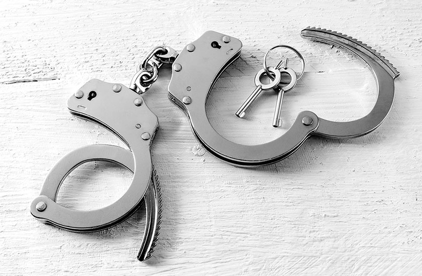 鍵と開いた手錠のペア