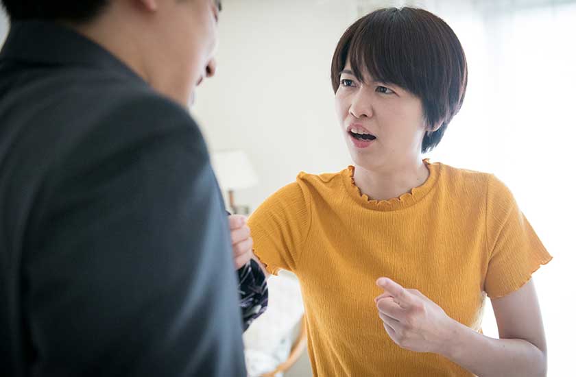 パートナーの浮気を知り激怒する女性