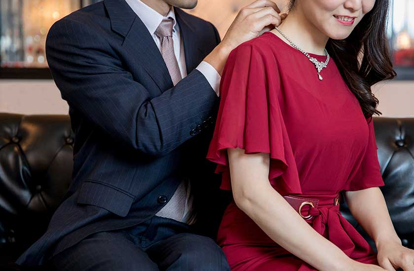 様々な要因で浮気に至る男性