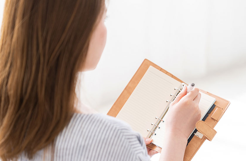 メモする女性