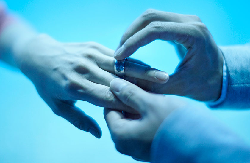 婚約指輪をはめてもらう女性