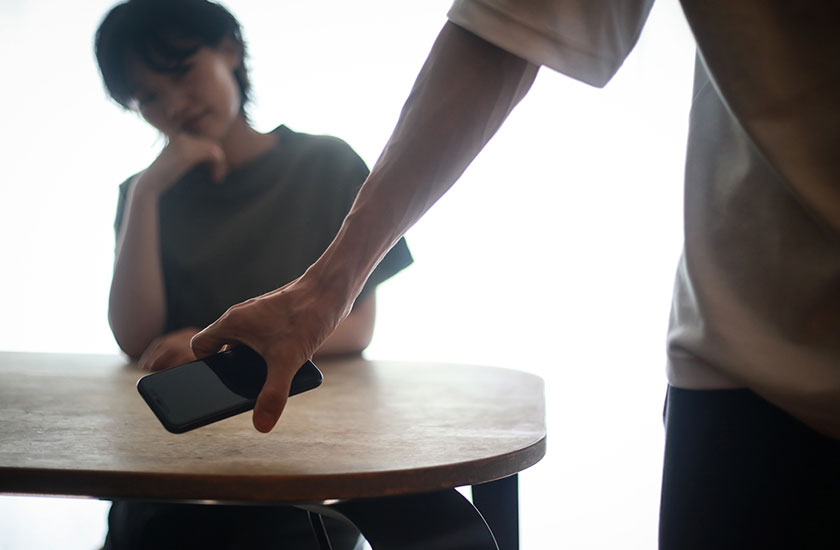 スマホを常に持ち歩く夫