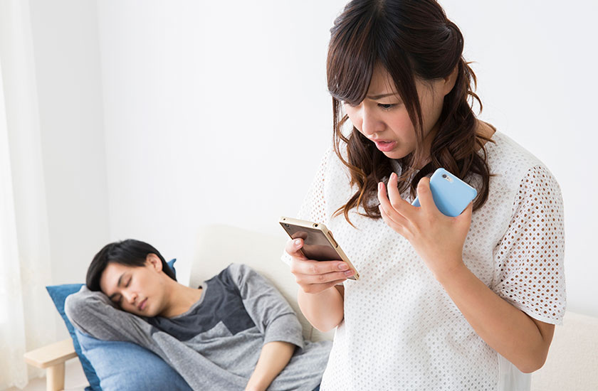 夫のスマホ見て驚く妻